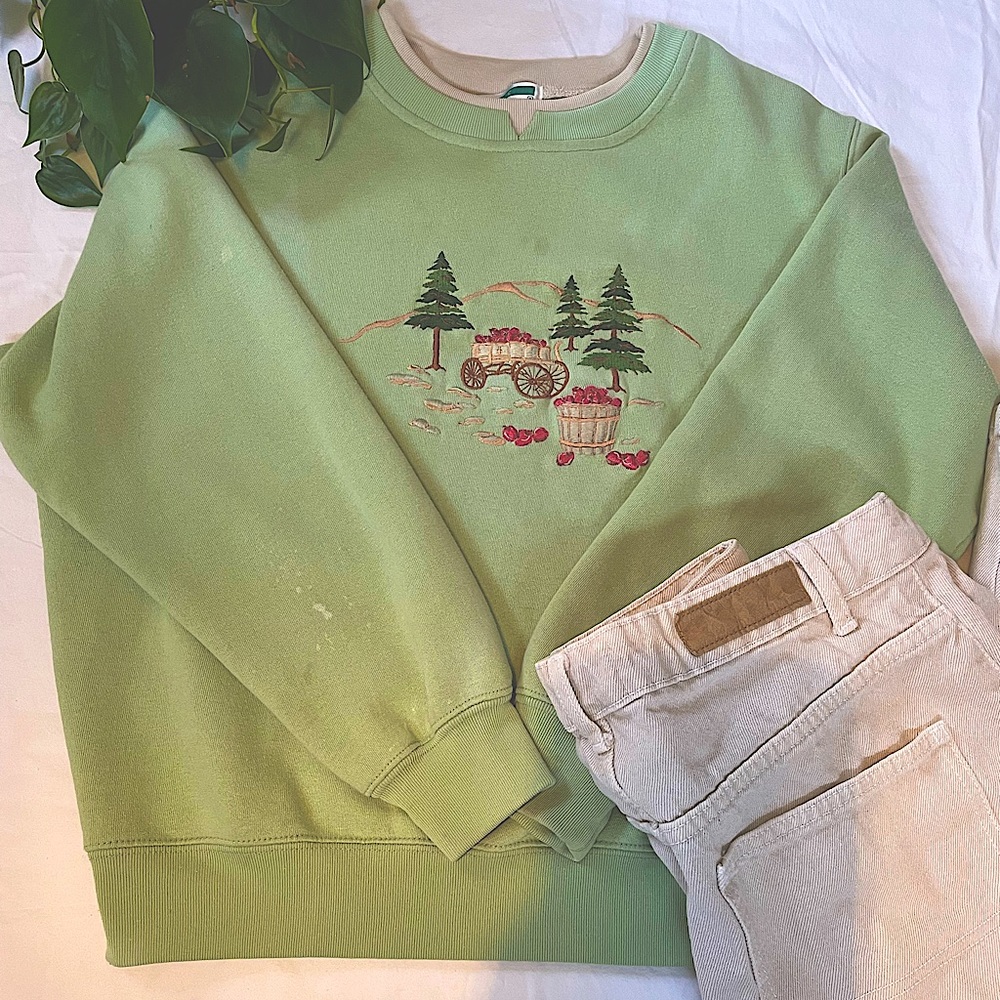 Cozy sage green crewneck 🌿